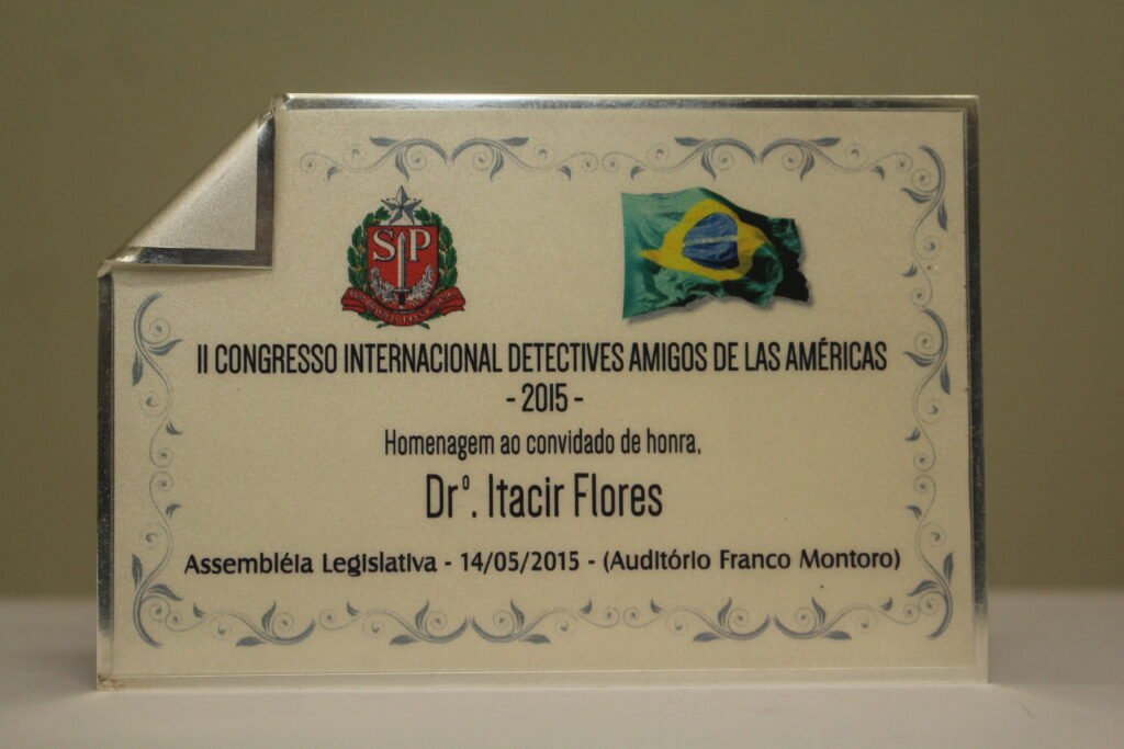 Homenagem ao convidado de honra Dr. Itacir Flores pelo segundo Congresso Internacional Detetives Amigos das Américas.