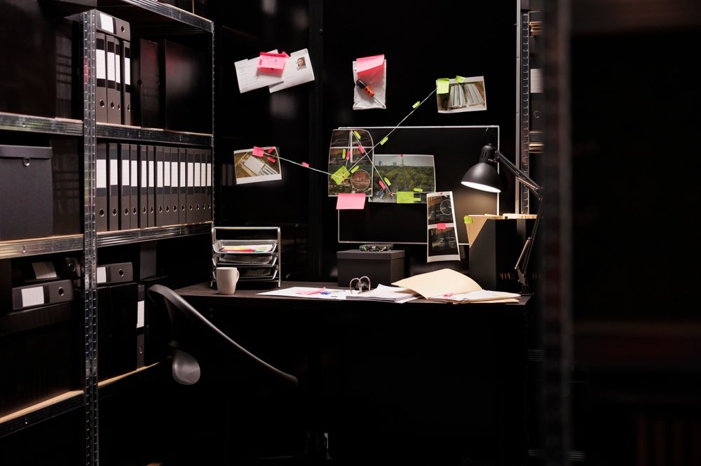 Sala de investigação de um Detetive Particular.