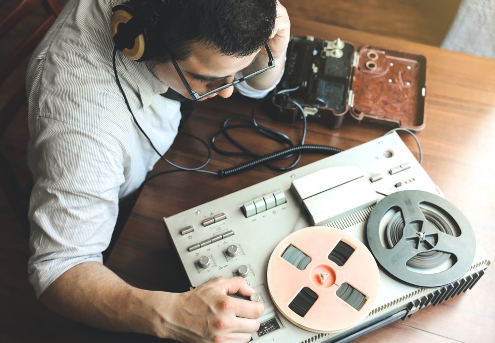 Detetive Particular simulando escuta com grampo.