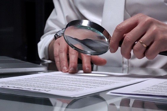 Detetive Particular investigando documentos.